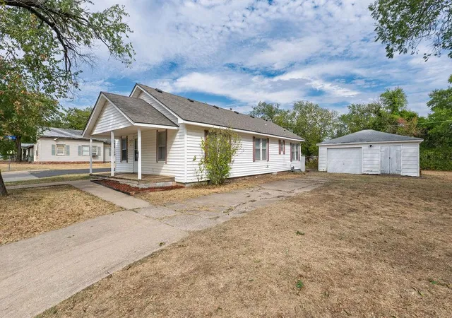 Photo 3 of Single family home for sale at 1229 N Center Ave, Shawnee, OK 74801 | MLS# 1252202 | Listing updated on 2026-10-04