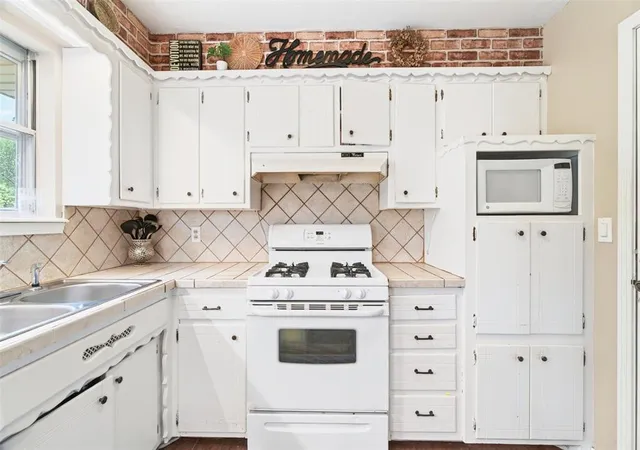 Photo 4 of Single family home for sale at 212 Vine St, Yukon, OK 73099 | MLS# 1252211 | Listing updated on 2026-10-05