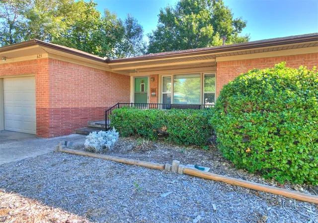 Photo 3 of Single family home for sale at 625 Sherwood Dr, Norman, OK 73071 | MLS# 1252220 | Listing updated on 2026-10-11