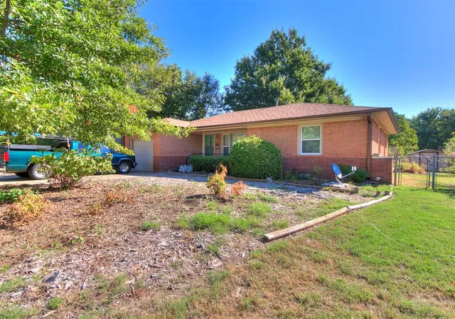 Photo 3 of Single family home for sale at 625 Sherwood Dr, Norman, OK 73071 | MLS# 1252220 | Listing updated on 2026-10-11