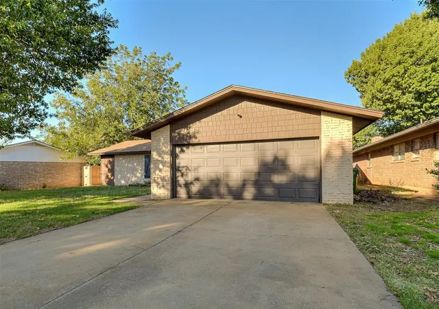Photo 3 of Single family home for sale at 208 N Briarwood St, Yukon, OK 73099 | MLS# 1252275 | Listing updated on 2026-10-08