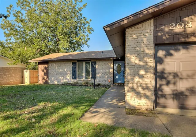 Photo 4 of Single family home for sale at 208 N Briarwood St, Yukon, OK 73099 | MLS# 1252275 | Listing updated on 2026-10-08