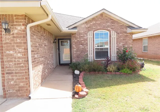 Photo 3 of Single family home for sale at 304 Sw 44th Street, Moore, OK 73160 | MLS# 1252298 | Listing updated on 2026-10-06