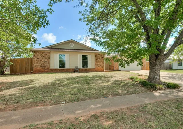 Photo 2 of Sale Pending at 1813 Twin Tree Dr, Norman, OK 73071 | MLS# 1252306 | Listing updated on 2026-10-19