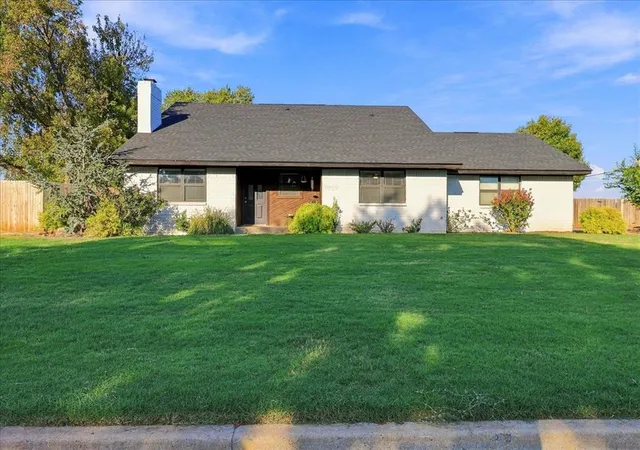 Single family home for sale at 1009 Mac Dr, Elk City, OK 73644 | MLS# 1252312