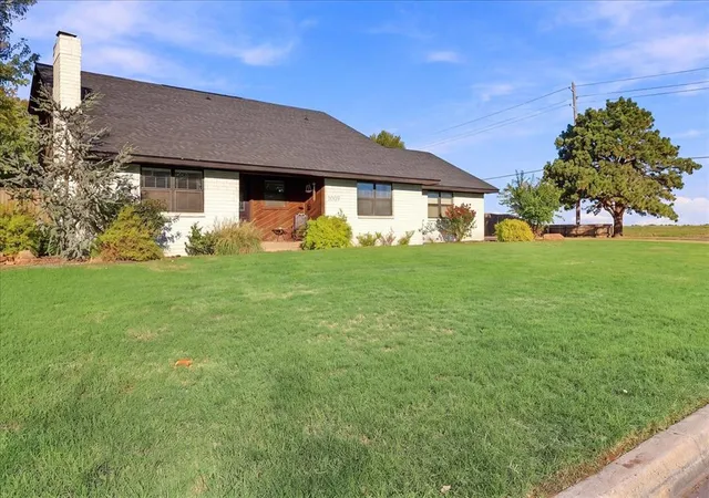 Photo 3 of Single family home for sale at 1009 Mac Dr, Elk City, OK 73644 | MLS# 1252312 | Listing updated on 2026-10-07