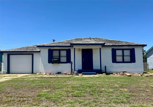 Single family home for sale at 1137 E Chestnut St, Altus, OK 73521 | MLS# 1252372