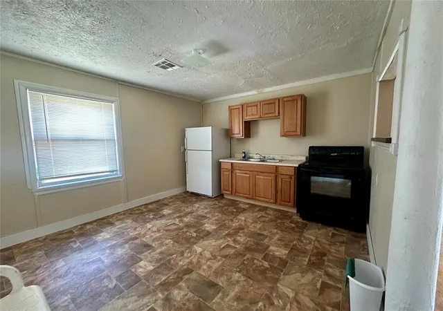 Photo 4 of Single family home for sale at 1137 E Chestnut St, Altus, OK 73521 | MLS# 1252372 | Listing updated on 2026-10-06