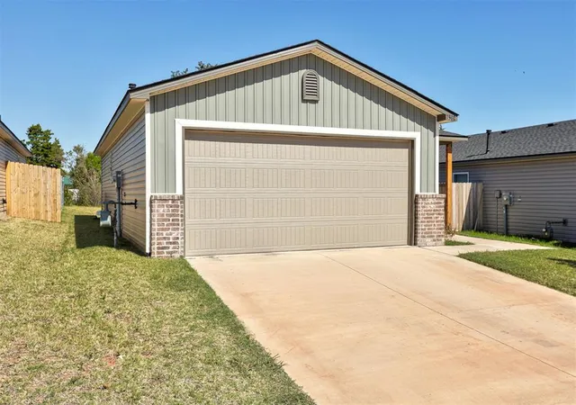Photo 2 of Single family home for sale at 1302 Guthrie Farms Blvd, Guthrie, OK 73044 | MLS# 1252381 | Listing updated on 2026-10-09