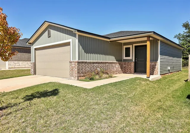 Photo 3 of Single family home for sale at 1302 Guthrie Farms Blvd, Guthrie, OK 73044 | MLS# 1252381 | Listing updated on 2026-10-09