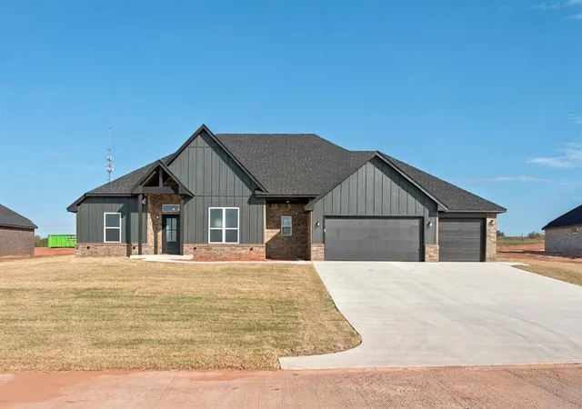 Single family home for sale at 2418 Bear Crk Cir, Blanchard, OK 73010 | MLS# 1252396