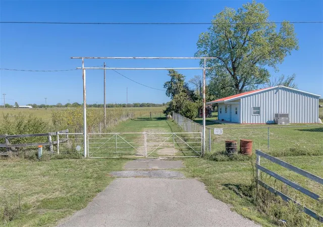 Photo 4 of Single family home for sale at 25080 Turkey Pen Holw Rd, Henryetta, OK 74437 | MLS# 1252415 | Listing updated on 2026-10-07
