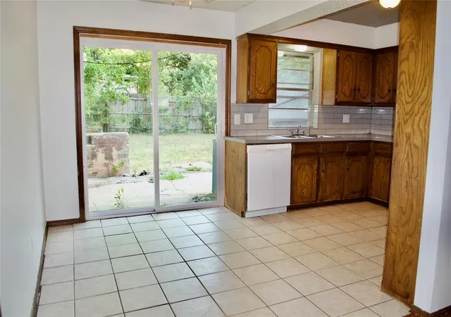 Listing Photo 4 - Condo for sale in building located at 9626 NE 3rd St, Oklahoma City, OK 73130