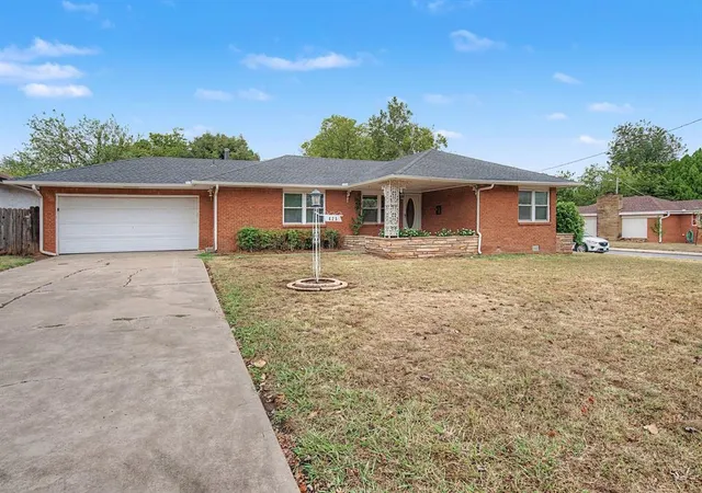 Photo 3 of Single family home for sale at 425 E Atkinson Dr, Oklahoma City, OK 73110 | MLS# 1252447 | Listing updated on 2026-10-07