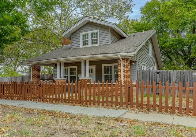 Photo 3 of Single family home for sale at 204 W Wallace St, Shawnee, OK 74801 | MLS# 1252497 | Listing updated on 2026-10-23