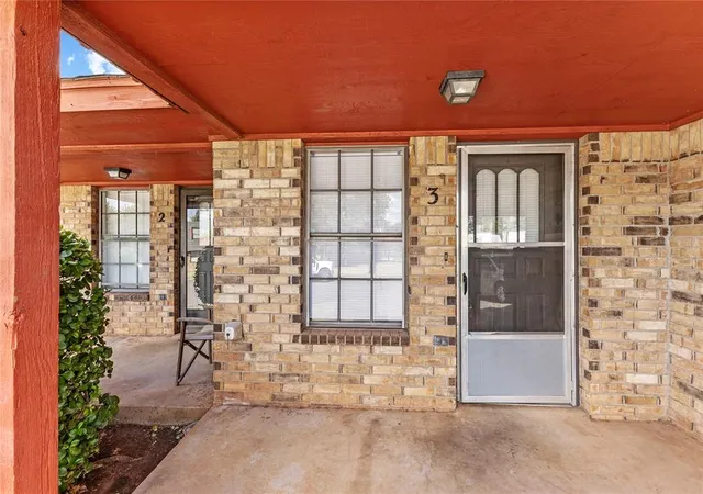 Photo 4 of House for sale at 404 S 23rd Street, Clinton, OK 73601 | MLS# 1252502 | Listing updated on 2026-10-07