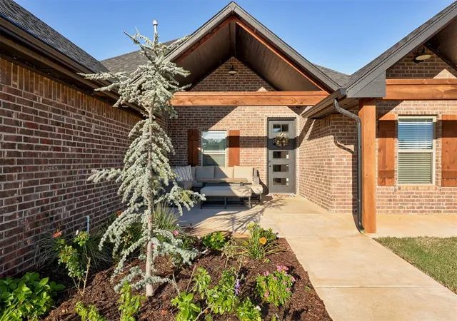 Single family home for sale at 10801 Highland Dr, Yukon, OK 73099 | MLS# 1252507