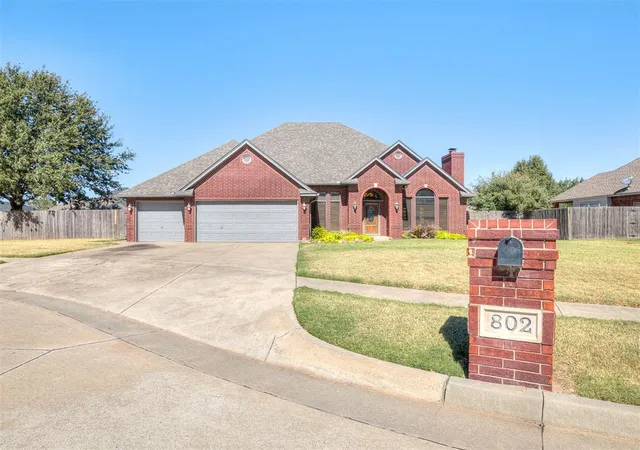 Single family home for sale at 802 Hampton Ct, El Reno, OK 73036 | MLS# 1252537