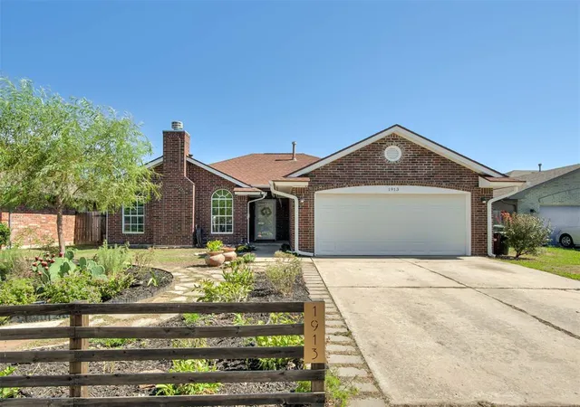 Photo 2 of Single family home for sale at 1913 Sunflower Cir, Norman, OK 73072 | MLS# 1252539 | Listing updated on 2026-10-08