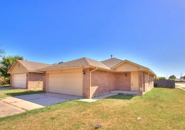 Photo 2 of Single family home for sale at 902 Beaumont Sq, Norman, OK 73071 | MLS# 1252550 | Listing updated on 2026-10-12