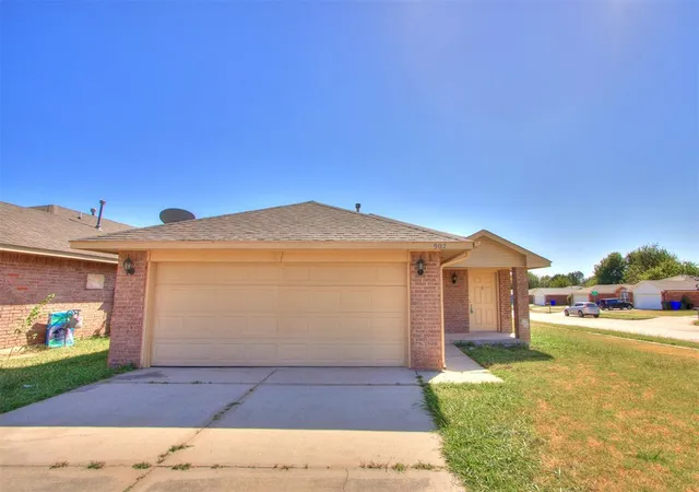 Photo 3 of Single family home for sale at 902 Beaumont Sq, Norman, OK 73071 | MLS# 1252550 | Listing updated on 2026-10-12