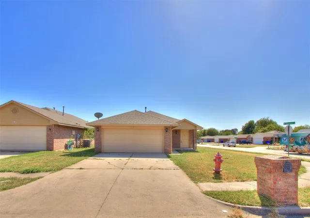 Photo 3 of Single family home for sale at 902 Beaumont Sq, Norman, OK 73071 | MLS# 1252550 | Listing updated on 2026-10-13