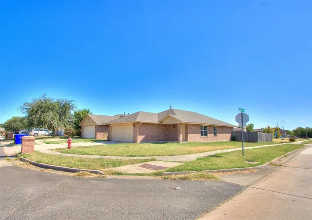 Photo 4 of Single family home for sale at 902 Beaumont Sq, Norman, OK 73071 | MLS# 1252550 | Listing updated on 2026-10-13