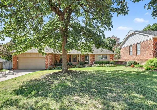 Photo 1 of Single family home for sale at 822 Francis Ln, Edmond, OK 73034 | MLS# 1252555 | Listing updated on 2026-10-08