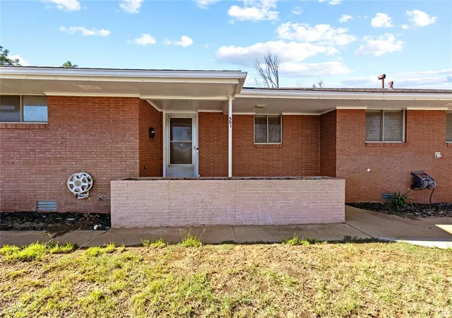 Photo 3 of Single family home for sale at 401 N Arizona St, Weatherford, OK 73096 | MLS# 1252572 | Listing updated on 2026-10-07