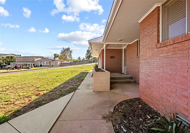 Photo 3 of Single family home for sale at 401 N Arizona St, Weatherford, OK 73096 | MLS# 1252572 | Listing updated on 2026-10-07