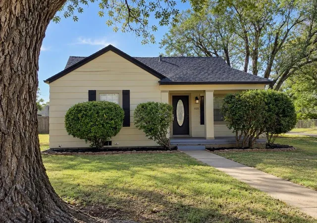 Single family home for sale at 1529 N Willard St, Altus, OK 73521 | MLS# 1252612