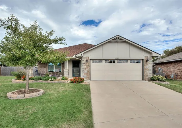Single family home for sale at 1232 Hickory Crk Dr, Yukon, OK 73099 | MLS# 1252625