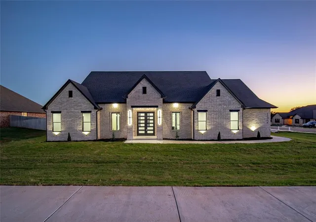 Single family home for sale at 132 W Lynn Ct Dr, Mustang, OK 73064 | MLS# 1252645