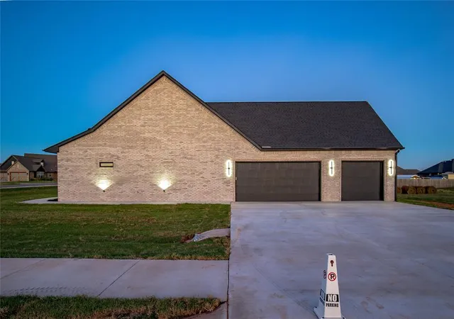 Photo 3 of Single family home for sale at 132 W Lynn Ct Dr, Mustang, OK 73064 | MLS# 1252645 | Listing updated on 2026-10-08