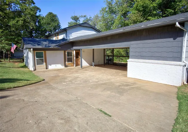 Photo 2 of Single family home for sale at 4008 Creekwood, Edmond, OK 73025 | MLS# 1252647 | Listing updated on 2026-10-08