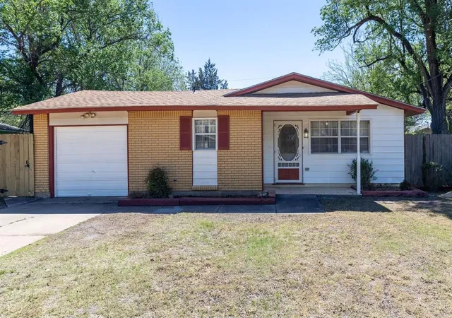 Photo 1 of Single family home for sale at 526 Nw Glendale Dr, Lawton, OK 73507 | MLS# 1252687 | Listing updated on 2026-10-08