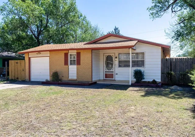 Photo 2 of Single family home for sale at 526 Nw Glendale Dr, Lawton, OK 73507 | MLS# 1252687 | Listing updated on 2026-10-19