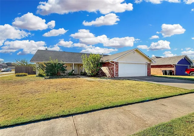 Photo 2 of Single family home for sale at 1933 Parkside Ct, Moore, OK 73160 | MLS# 1252698 | Listing updated on 2026-10-08
