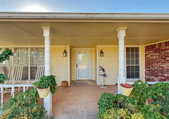 Photo 3 of Single family home for sale at 1933 Parkside Ct, Moore, OK 73160 | MLS# 1252698 | Listing updated on 2026-10-08