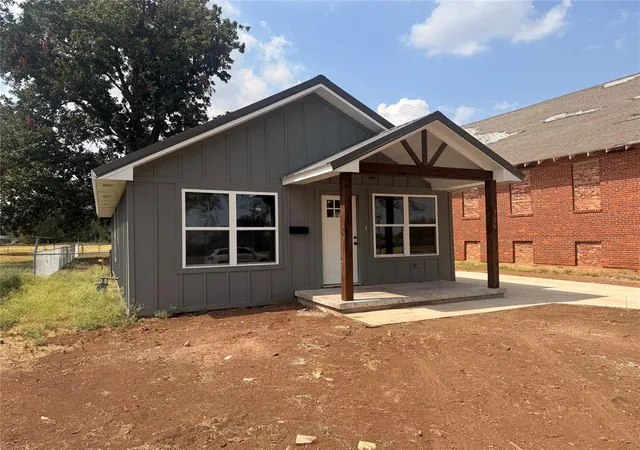 Photo 4 of Single family home for sale at 706 S Sheppard St, Chickasha, OK 73018 | MLS# 1252807 | Listing updated on 2026-10-08