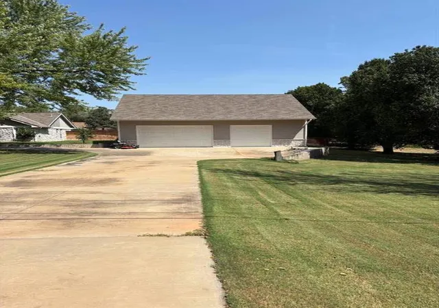 Photo 4 of Single family home for sale at 1611 E Coffee Crk Rd, Edmond, OK 73034 | MLS# 1252821 | Listing updated on 2026-10-09