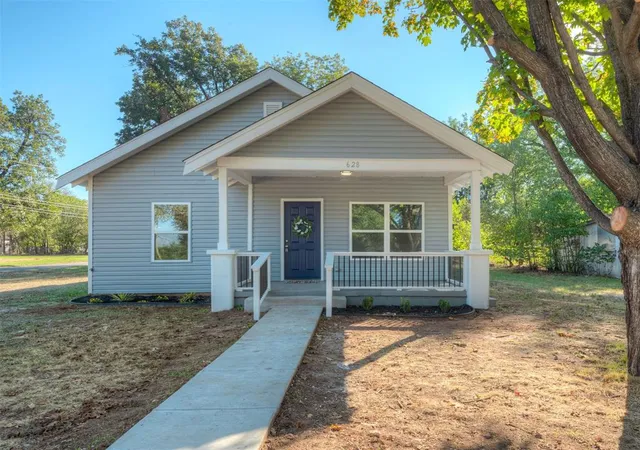 Single family home for sale at 628 N 10th Street, Chickasha, OK 73018 | MLS# 1252836