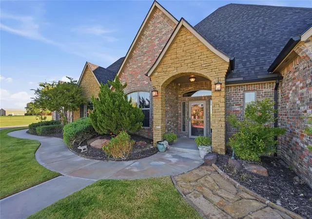 Photo 2 of Single family home for sale at 2900 Fontaine Pl, El Reno, OK 73036 | MLS# 1252838 | Listing updated on 2026-10-09