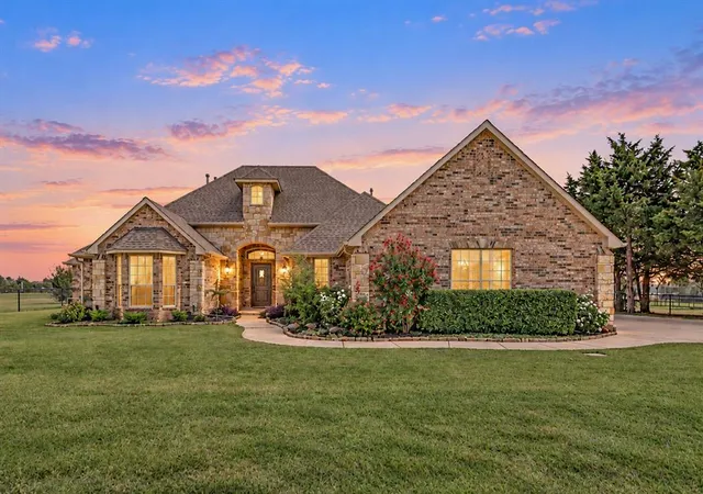 Single family home for sale at 8606 Venezia Ln, Edmond, OK 73034 | MLS# 1252839