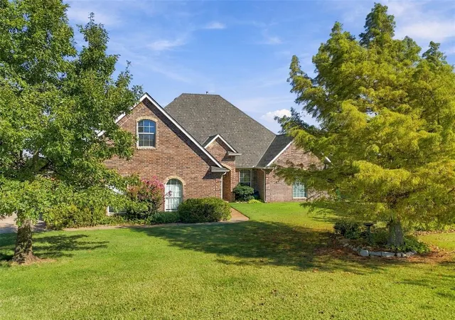 Single family home for sale at 10300 Sundance Dr, Yukon, OK 73099 | MLS# 1252860