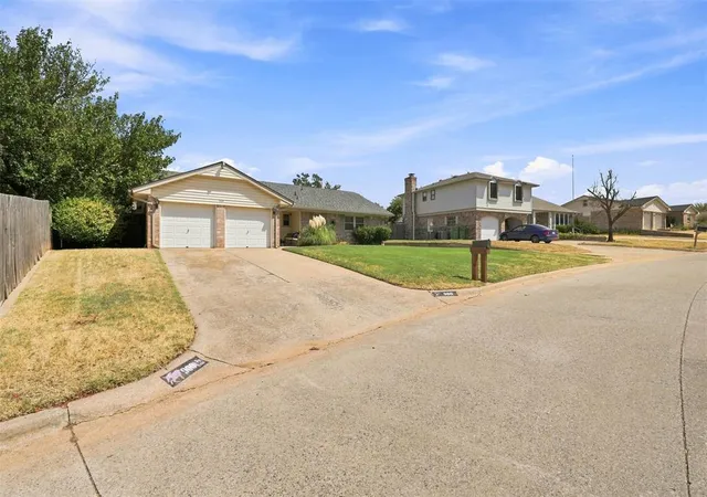 Photo 3 of Single family home for sale at 900 John F Kroutil Dr, Yukon, OK 73099 | MLS# 1252897 | Listing updated on 2026-10-10