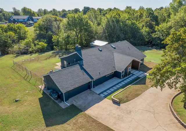 Single family home for sale at 4100 N Bryant Ave, Edmond, OK 73034 | MLS# 1252898