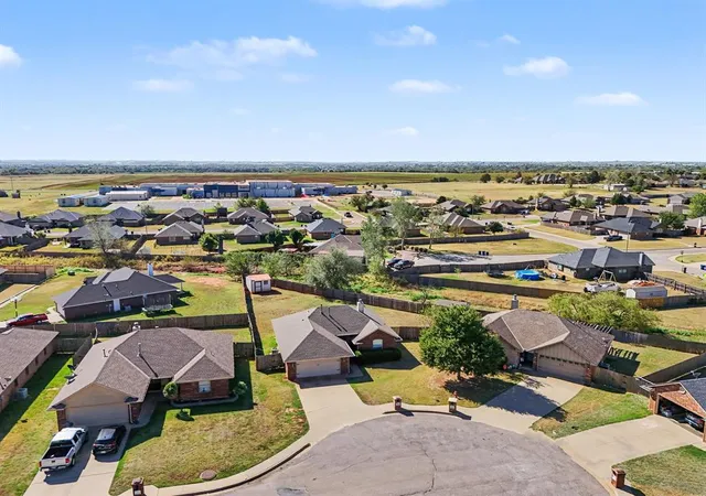 Photo 3 of Single family home for sale at 986 Olde Town Dr, Piedmont, OK 73078 | MLS# 1252900 | Listing updated on 2026-10-20