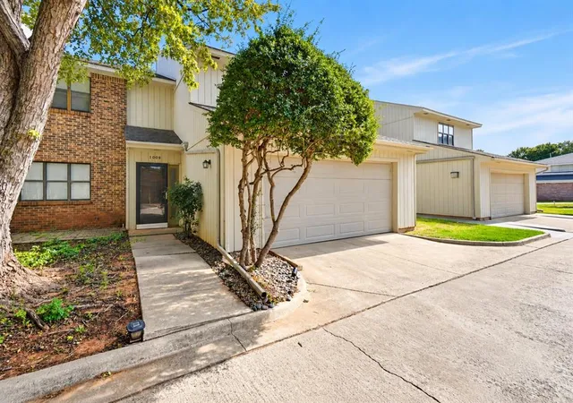 Photo 1 of Townhouse for sale at 1009 Mockingbird Ln, Clinton, OK 73601 | MLS# 1252925 | Listing updated on 2026-10-21