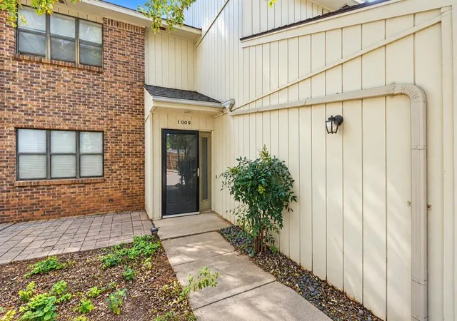 Photo 1 of Townhouse for sale at 1009 Mockingbird Ln, Clinton, OK 73601 | MLS# 1252925 | Listing updated on 2026-10-21